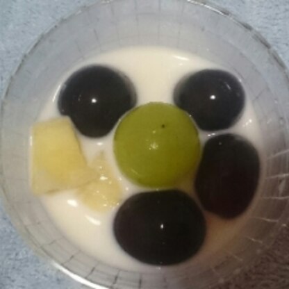 カットフルーツの種なし葡萄が当たりの美味しさでラッキー❤丸ごと美味しい栄養補強(^∇^)昨晩の食後デザートに頂きました♪